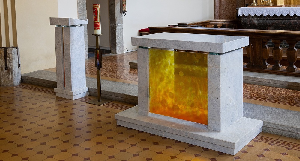 Pfarrkirche Anger - Altar und Ambo / Albert Schmuck Pfarrkirche Anger - Altar und Ambo