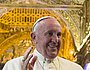 Papst Franziskus begüßt die Gläubigen in der Sankt Franziskus-Kirche in Quito am 7. Juli 2015.