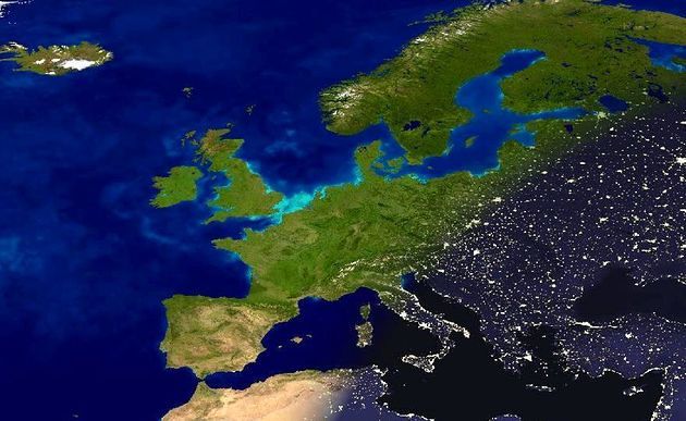 Europa bei Sonnenuntergang aus dem All (Fotomontage) / NASA / gemeinfrei