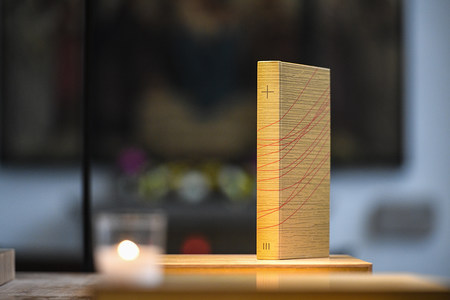 Ein Lektionar mit Texten in der revidierten Einheitsübersetzung steht am 13. November 2018 auf einem Tisch in einer Kirche in Bonn.