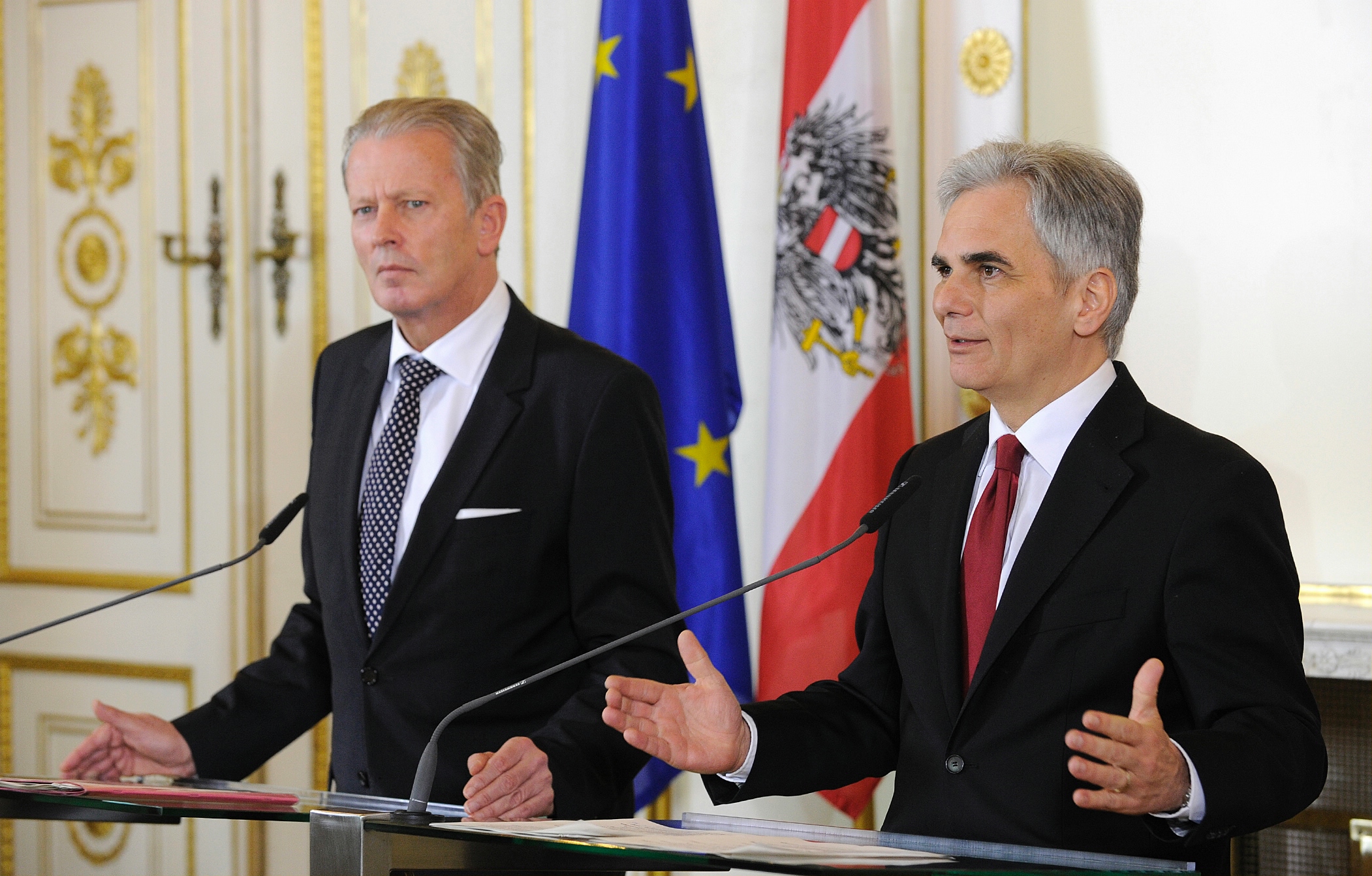 Pressefoyer-Ministerrat / Regina Aigner Bundeskanzler Werner Faymann (r.) mit Vizekanzler und Bundesminister Reinhold Mitterlehner (l.) beim Pressefoyer nach dem Ministerrat am 14. April 2015.