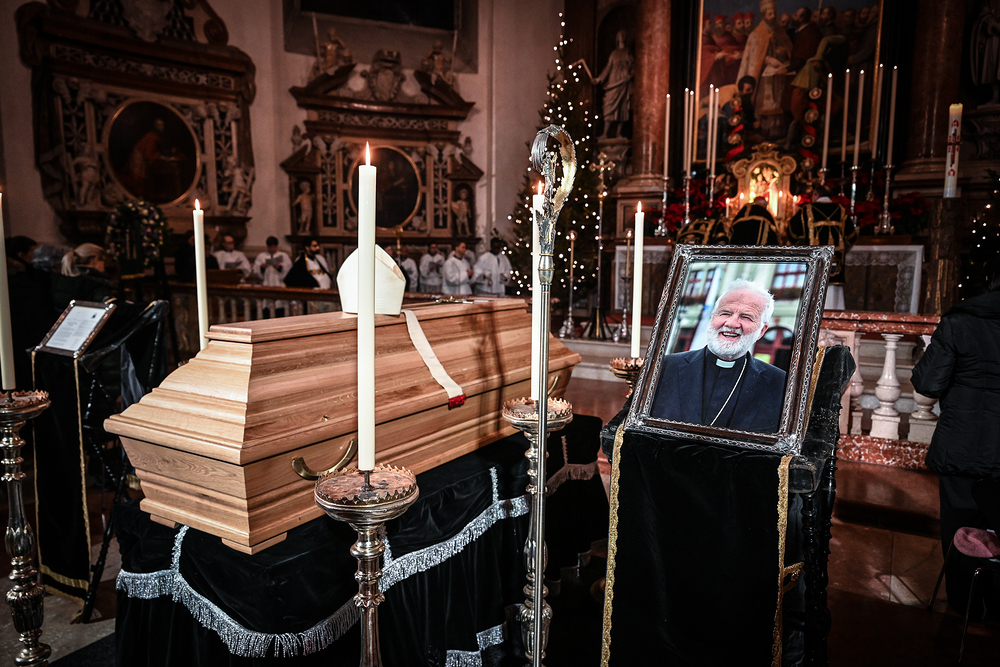 Sarg des verstorbenen Weihbischofs Andreas Laun im Salzburger Dom / Erzdiözese Salzburg / hna Salzburg: Trauerfeierlichkeiten für Weihbischof Laun haben begonnen