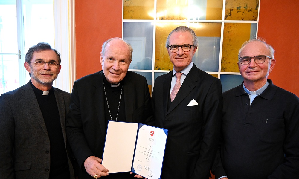 Überreichung des Dekrets am 23. Oktober 2025 in Wien - v.l.: Josef Grünwidl (ernannter Erzbischof von Wien), Kardinal Christoph Schönborn, Clemens Koja (Pro Oriente-Präsident), Rudolf Prokschi (Pro Oriente-Vizepräsident)