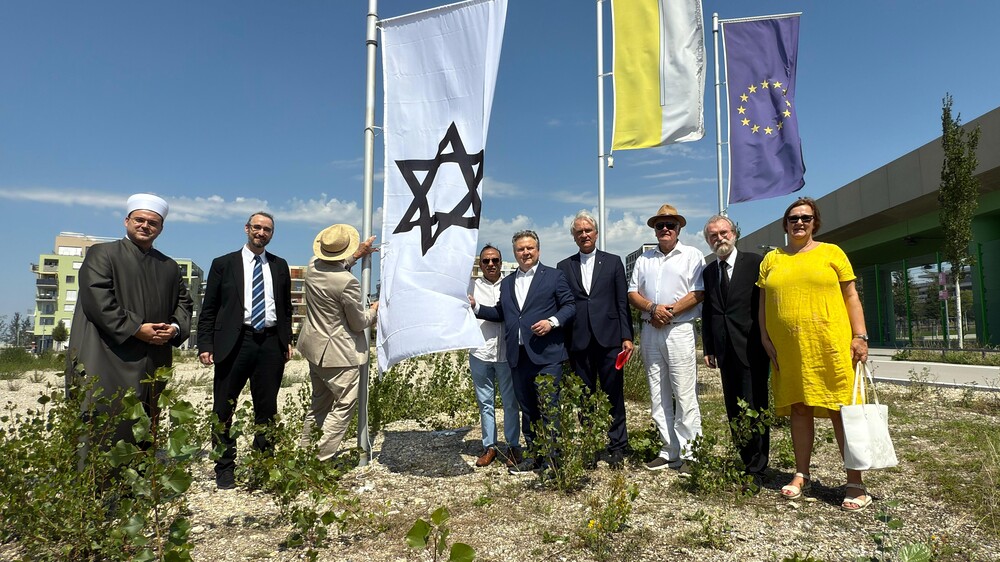 Wien: Fahnen am Campus der Religionen wieder komplett