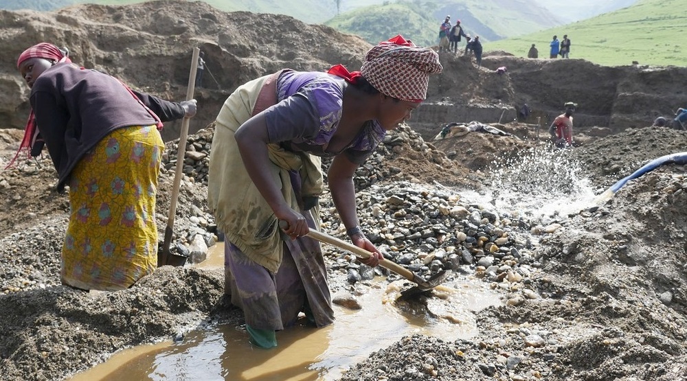 Frauen beim Schürfen nach Rohstoffen / Misereor / Brockmann Frauen beim Schürfen nach Rohstoffen