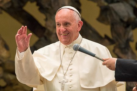 Papst Franziskus / © 2015 KNA, www.kna-bild.de - Nutzungsrechte vorbehalten., Osservatore Romano Papst Franziskus winkt bei der Begrüßung zur Generalaudienz am 5. August 2015.