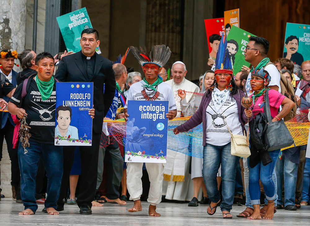In einer Prozession ziehen Teilnehmer mit Papst Franziskus aus dem Petersdom aus und gehen gemeinsam zur Synodenaula zu Beginn der Amazonas-Bischofssynode am 7. Oktober 2019 im Vatikan.