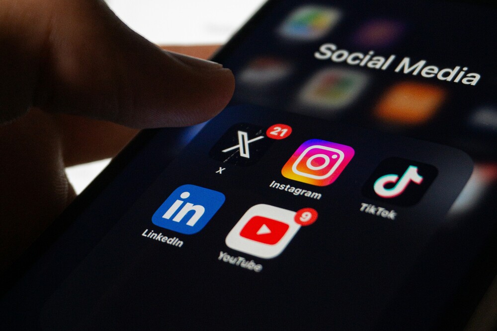 Social Media / Foto von Berke Citak auf Unsplash Handy mit Social Media-Anwendungen