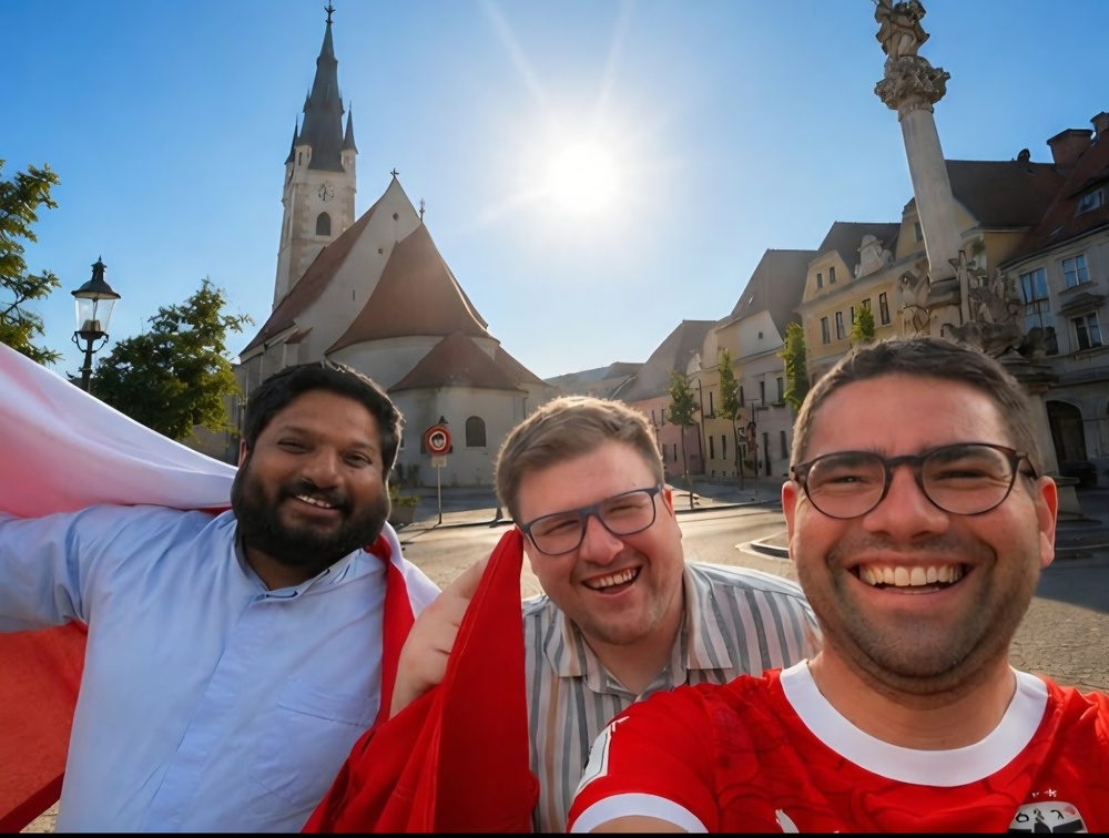 Pfarrer P. Clemens Hainzl (r.), Pastoralassistent Christian Zeitlberger (m.) und Kaplan P. Shyne Kurian (l.) vor der Horner Georgskirche / Wolfgang Zarl Pfarrer P. Clemens Hainzl (r.), Pastoralassistent Christian Zeitlberger (m.) und Kaplan P. Shyne Kurian (l.) vor der Horner Georgskirche