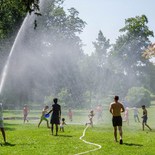 Bei Temperaturen über 30 Grad hat die Freiwillige Feuerwehr Feldkirch (OÖ) die Flüchtlinge im Lager Bergheim mit einer kalten Dusche überrascht.