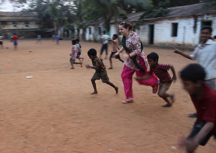 Österreichische Volontärin mit indischen Kindern