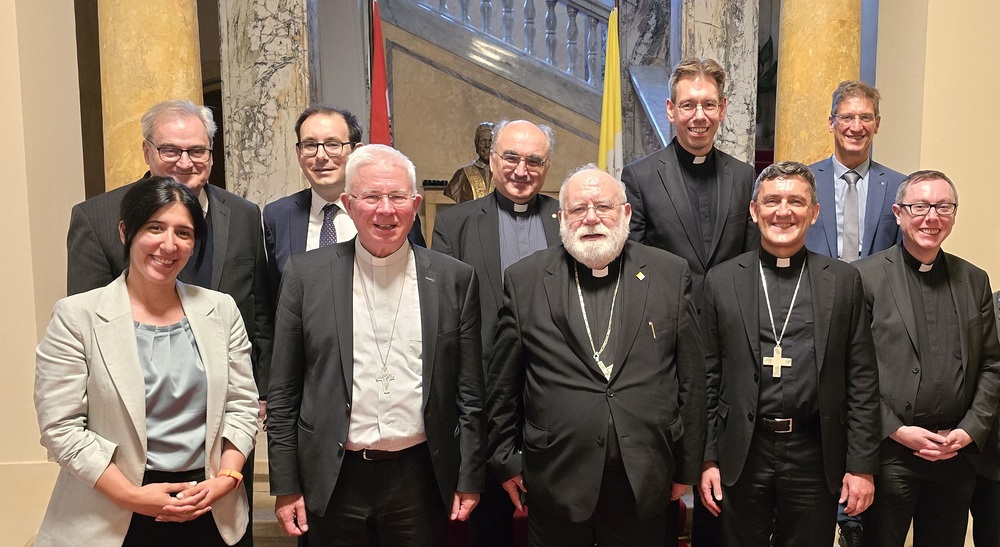 Treffen in der Wiener Nuntiatur zwischen Vertretern des Bildungsdikasteriums mit Erzbischof Lackner und österreichischer Delegation über geplantes Akkommodationsdekret / Erzdiözese Salzburg Treffen in der Wiener Nuntiatur zwischen Vertretern des Bildungsdikasteriums mit Erzbischof Lackner und österreichischer Delegation über geplantes Akkommodationsdekret