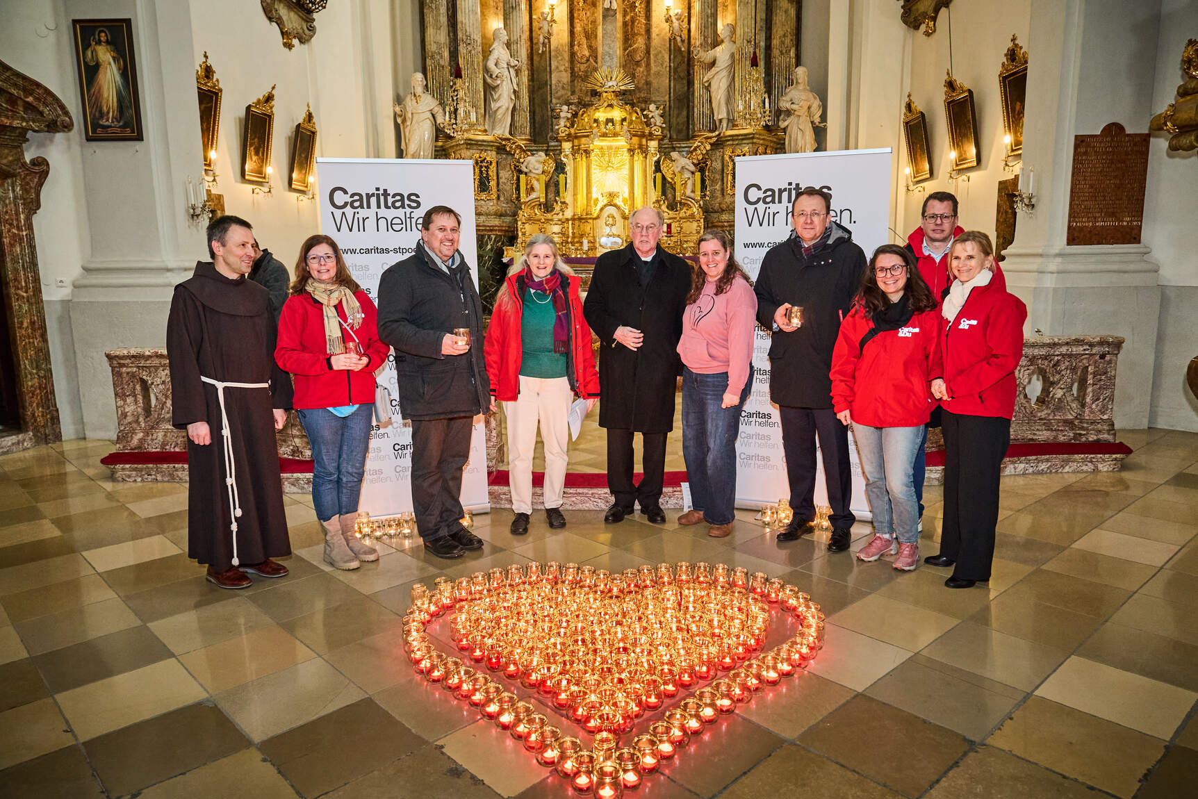 Lichtermeer Franziskanerkirche / Presse & Foto Franz Gleiß Am 24. Februar jährte sich der Angriffskrieg auf die Ukraine bereits zum vierten Mal und noch immer ist kein Ende in Sicht. Millionen Kinder wachsen im Krieg auf. Angst, Kälte und Entbehrung sind auch im vierten und bislang härtesten Kriegswinter ihr