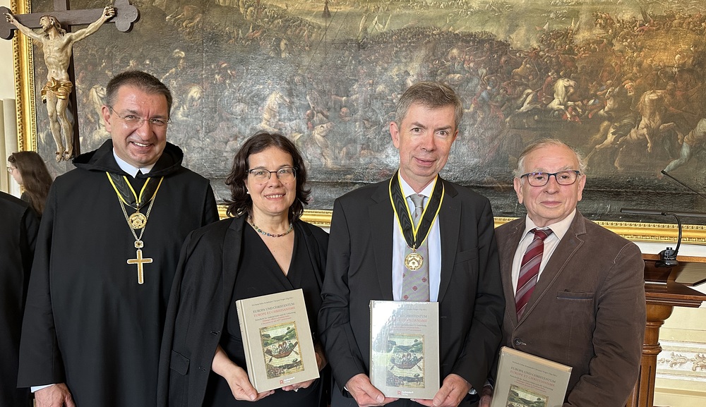 (v.l.) Erzabt Korbinian Birnbacher, Michaela Sohn-Kronthaler, Andreas Sohn, Jacques Verger mit Festschrift 'Europa und Christentum' / kathbild.at / Franz Josef Rupprecht, Franz Josef Rupprecht