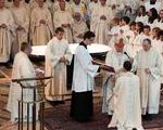 Die österreichischen Diözesanbischöfe feierten die traditionellen Chrisammessen in Domkirchen, bei denen die Weiheversprechen erneuert werden
