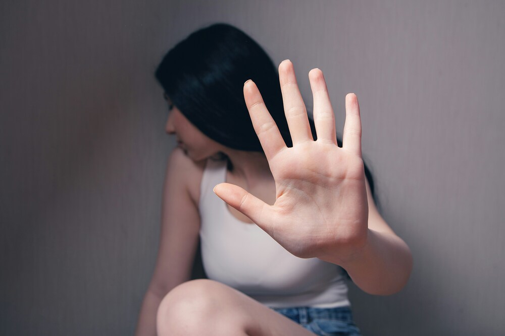 Kirche nach Femiziden: 'Dürfen nicht zur Tagesordnung übergehen' / Foto von Sasun Bughdaryan auf Unsplash Frau, die eine Hand hochhält, um Gewalt abzuwehren