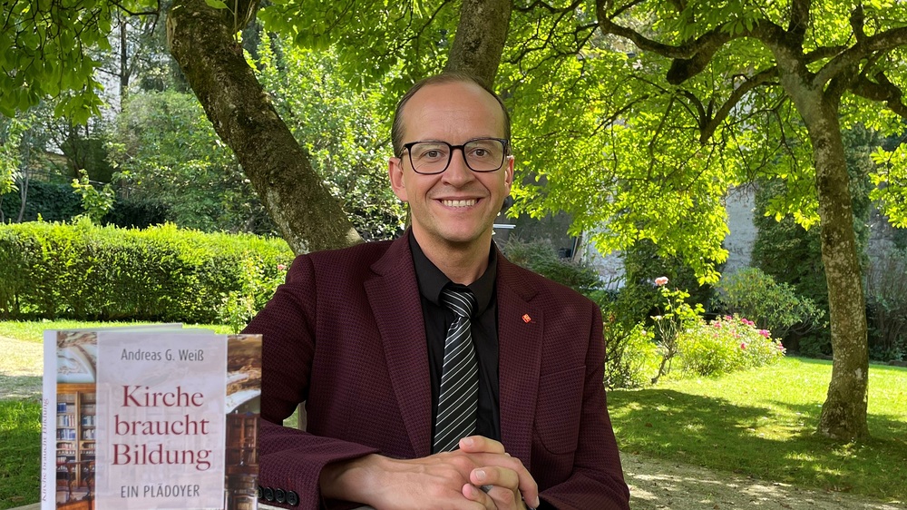 Bildungswerk-Salzburg-Direktor / Rupertusblatt/Ingrid Burgstaller heologe und Philosoph Andreas G. Weiß, seit 1. September KBW-Salzburg-Direktor, hat sein neues Buch dem Thema kirchliche Bildung gewidmet.
