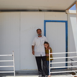 Abu Rafat mit Enkelkind, Zaatari-Camp/Jordanien