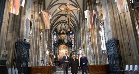 Dompfarrer Faber, Kunstsammler Trenker und Dombaumeister Zehetner präsentieren Rainer-Schau im Stephansdom