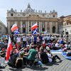 Pilgergruppen belagern den Petersplatz
