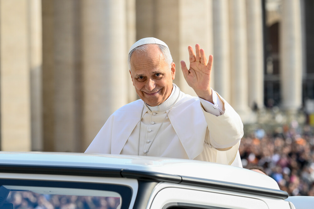 Papst Leo XIV. im Papamobil / Copyright 2025, PubliKath GmbH, www.kna.de, All Rights Reserved, Vatican Media Papst Leo XIV. winkt aus dem Papamobil bei der Generalaudienz am 15. Oktober 2025 auf dem Petersplatz im Vatikan.