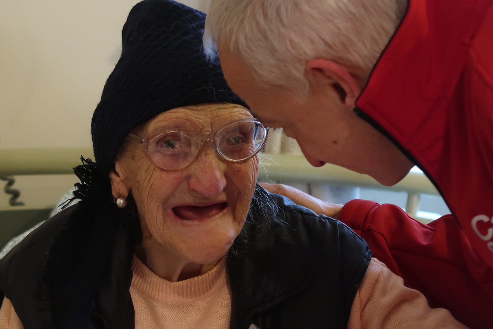 Caritas-Präsident Landau mit Greisin im Altenpflegeheim 'Johannis' in Bacova / Robert Mitscha-Eibl/Kathpress