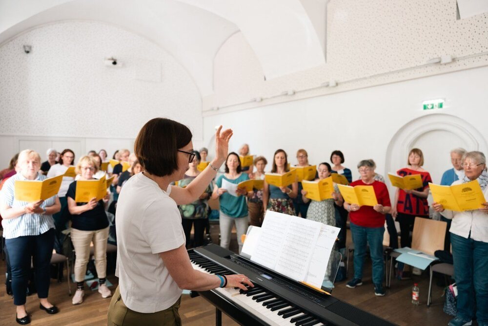 135 Teilnehmerinnen und Teilnehmer, darunter 27 Kinder und 25 Jugendliche, werden sich in verschiedenen Chorformationen und Arbeitskreisen der Kirchenmusik widmen (im Bild: Gesamtchor-Probe bei den Kirchenmusiktagen 2025)