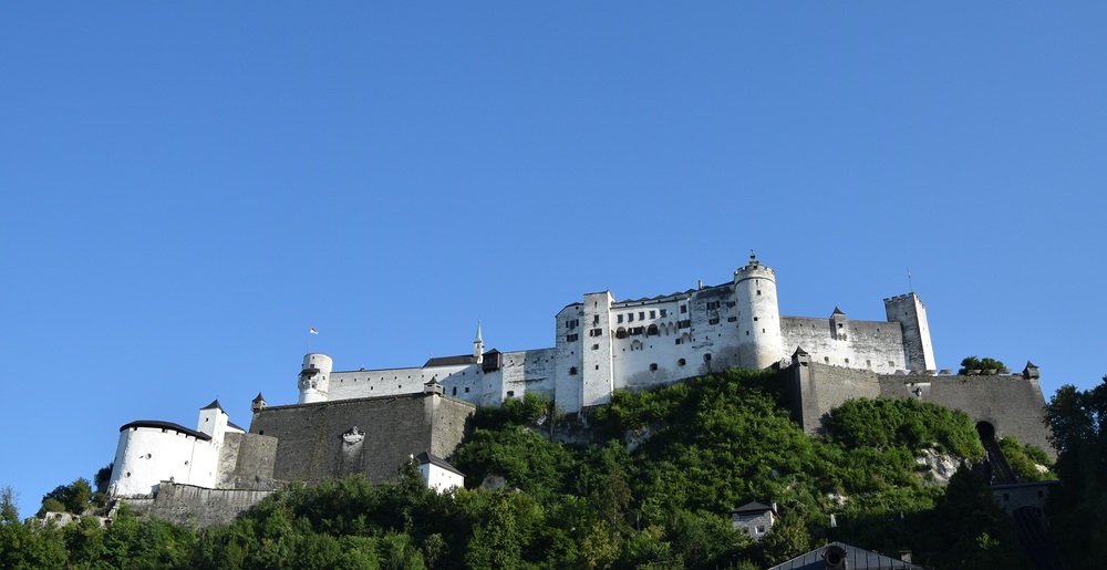 Blick auf den Mönchsberg mit der Festung Hohensalzburg