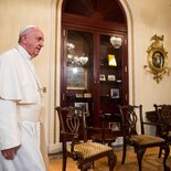 Papst Franziskus spricht am 24. September 2015 als erster Papst vor dem Kongress der Vereinigten Staaten von Amerika in Washington. Bild: Papst Franziskus bei der Ankunft zum Gespräch mit John Boehner, Sprecher des Repräsentantenhauses.