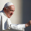 Papst Franziskus winkt während der Generalaudienz auf dem Petersplatz im Vatikan am 29. März 2017.