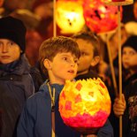Kinder / Jungen und Mädchen halten rot-gelbe Laternen in den Händen / Hand. Sankt Martins Umzug  am 10. November 2014 in Rheinbach.