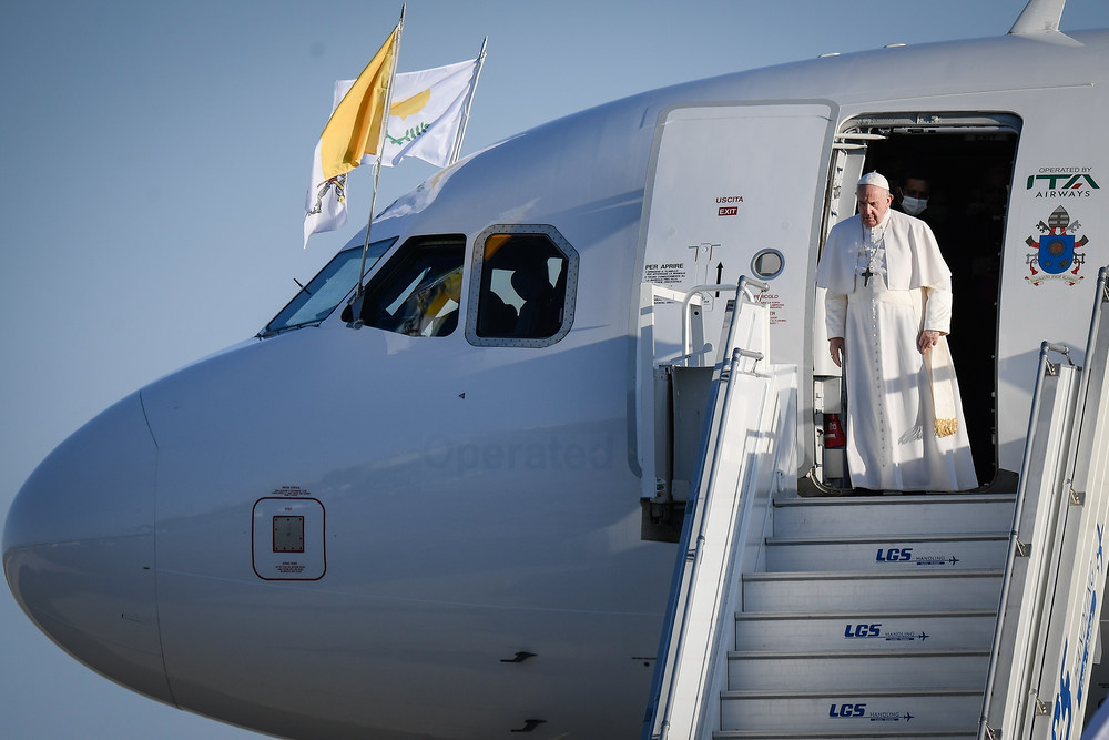 Papst Franziskus verlässt das Flugzeug bei seiner Ankunft auf Zypern am 2. Dezember 2021 auf dem Flughafen in Larnaka.
