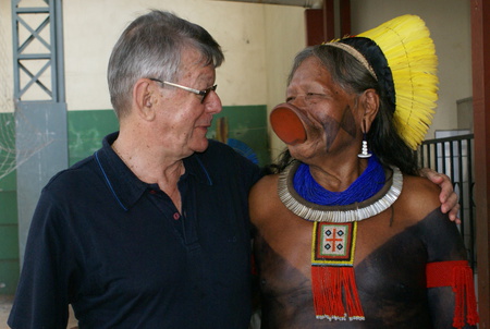 Erwin Kräutler mit Ureinwohnerin / Prelazia do Xingu Erwin Kr