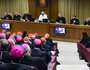 Papst Franziskus eröffnet am 6. Oktober 2014 in der Synodenaula im Vatikan die Familiensynode, zu der Kardinäle und Bischöfe aus der ganzen Welt gekommen sind.