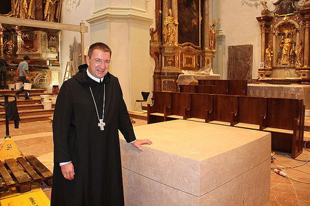 P. Korbinian Birnbacher OSB, Erzabt von St. Peter bei neuem Altar aus sieben Tonnen Untersberger Marmor