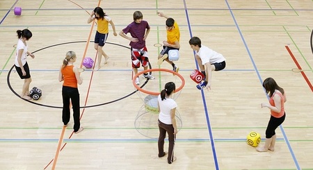 Schüler beim Turnen