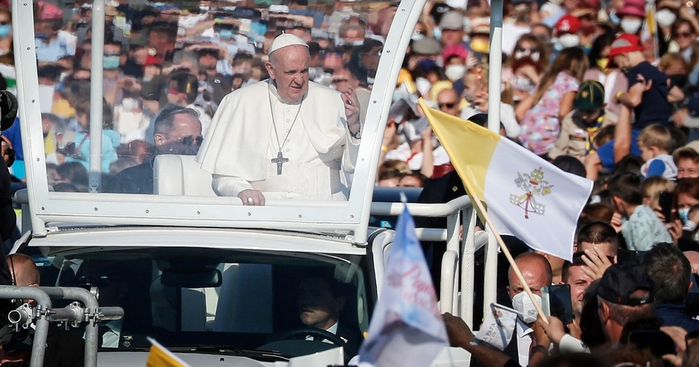 Papst Franziskus im Papamobil grüßt die Menschen vor der Basilika von den Sieben Schmerzen Mariens am 15. September 2021 in Sastin-Straze (Slowakei).