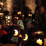 Kinder halten Laternen in den Händen.  Sankt Martins Umzug  am 10. November 2014 in Rheinbach.