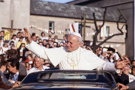 Papst Johannes Paul II. begrüßt die Menschen im Marienwallfahrtsort Tschenstochau aus einem Auto, auf seiner ersten Reise nach Polen vom 2. bis 10. Juni 1979. (Aufnahmedatum unbekannt)
