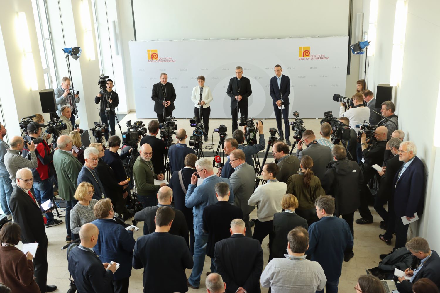 Pressekonferenz mit Bischof Heiner Wilmer SCJ, Vorsitzender der Deutschen Bischofskonferenz, Generalsekretärin Dr. Beate Gilles und Pressesprecher Dr. Matthias Kopp am 24. Februar 2026 in Würzburg.