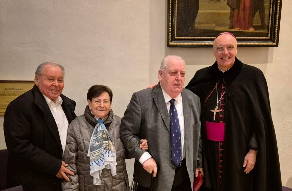 Ehrenobmann Martin Brasch mit Gattin Mathilde (Mitte), Diözesanbischof Dr. Ägidius Zsifkovics (rechts) und Konsistorialrat Mathias Reiner (links) / Verein 'Freunde des Klosters Maria Schutz von Sankt Andrä am Zicksee' Ehrenobmann Martin Brasch mit Gattin Mathilde (Mitte), Diözesanbischof Dr. Ägidius Zsifkovics (rechts) und Konsistorialrat Mathias Reiner (links)