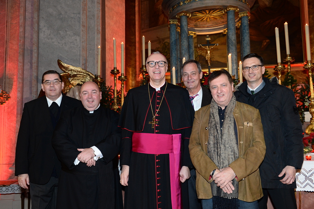Propsteipfarrer Wilhelm Ringhofer, Pfarrer Franz Brei, Diözesanbischof Ägidius J. Zsifkovics, Produzent Walter Wessely, Karl Kanitsch und Daniel Wabitsch bei dem Benefizkonzert in der Eisenstädter Bergkirche