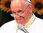 Papst Franziskus streckt den Daumen aus - das Zeichen für 'Alles Ok', bei einem Treffen mit asiatischen Jugendlichen am Solmoe Heiligtum in Dagjin am 15. August 2014. REUTERS/Ahn Young-joon/Pool (SOUTH KOREA - Tags: RELIGION PROFILE POLITICS SOCIETY 