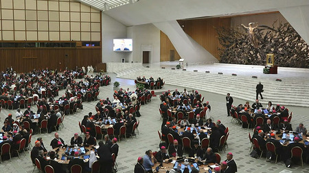 Teilnehmende der Synodenversammlung 2023 an Tischen in der Audienzhalle im Vatikan