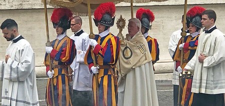 Erzbischof Lackner bei der Fronleichnamsprozession im Vatikan