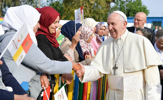 Papst Franziskus begrüßt Frauen am 31. März 2019 in einem katholischen Sozialzentrum in Temara (Marokko).