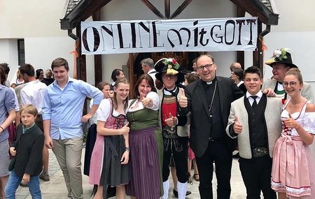 Bischof Hermann Glettler mit Jugendlichen nach einer Firmung