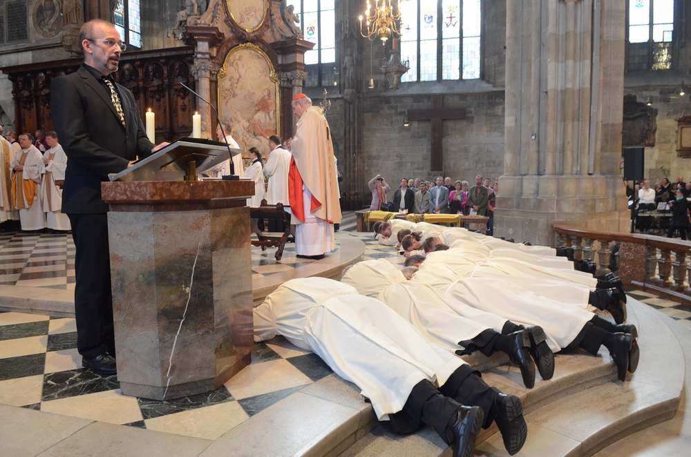 Kantor Erich Klug - Vors?nger der Allerheiligenlitanei; Niederwerfung / Kardinal Christoph Sch?nborn, Diakonenweihe: Josef B?hm, Karl Chadim, Alois Doppler, Kurt Fellner, Peter Morawetz, Alfred Ofner, Karl Radner, Ralph Schimpl, Heinz Stadlbacher, Pe