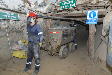 Goldabbau/Transport aus Mine