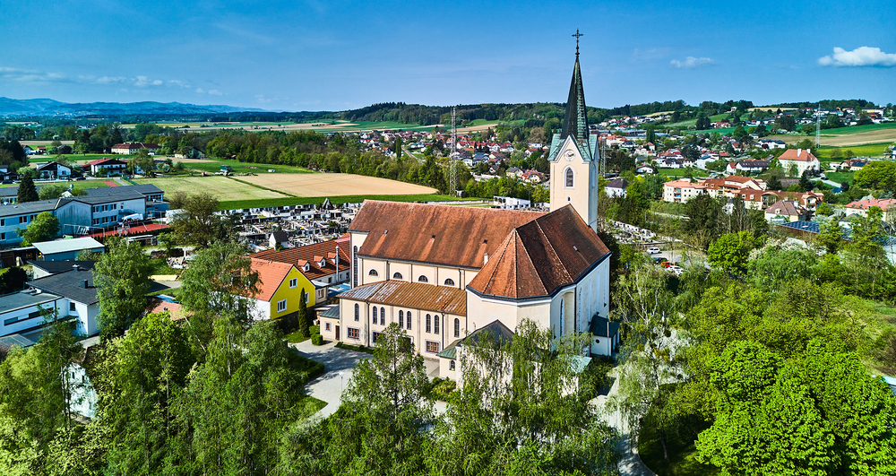 (C)FotoLois.com, Alois Spandl. Luftbild, Pfarrkirche Wieselburg im FRÜHLING, Do 11. April 2024.